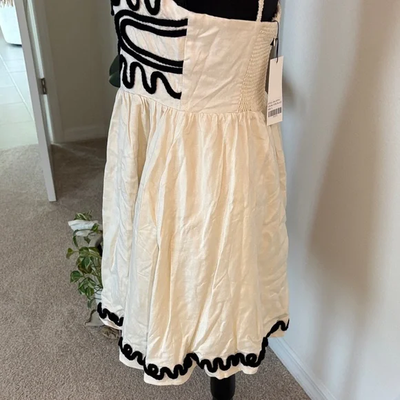 Elegant Cream and Black Mini Dress - Picture 3 of 7